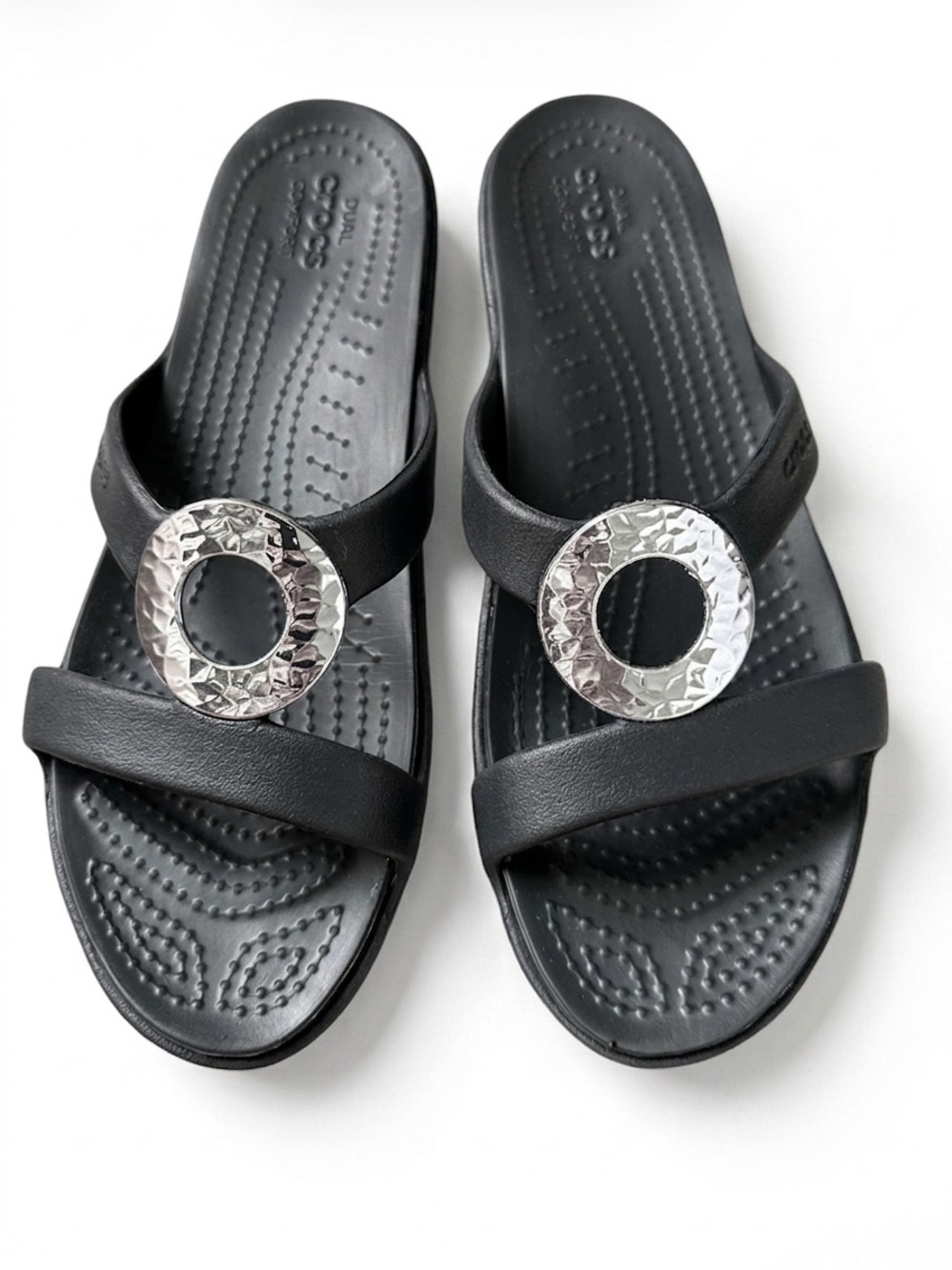 CROCS Women’s Sanrah Beveled Hammered Silver Circle Flat Black Sandals  9 - Picture 2 of 8